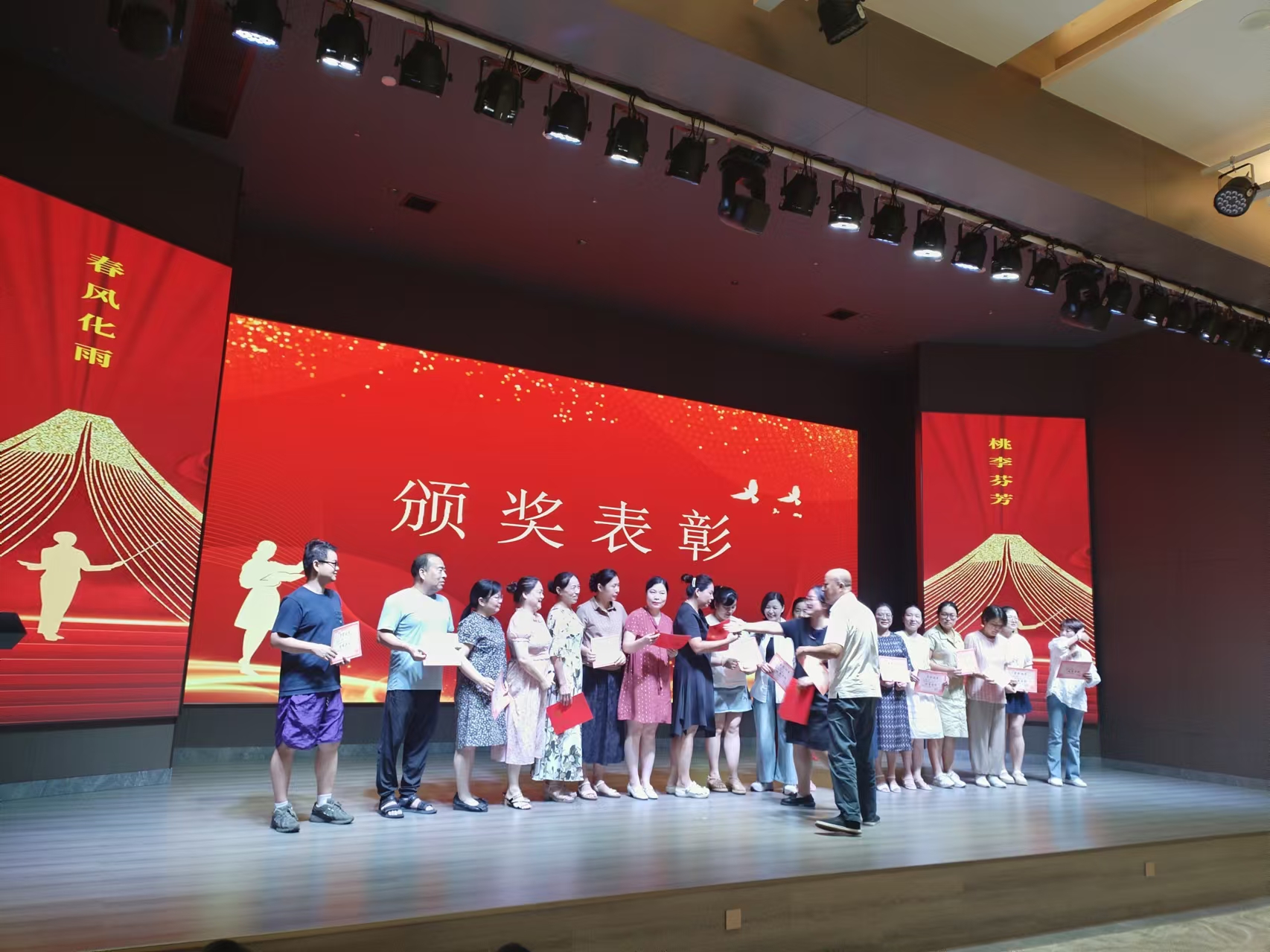 9月10日，曙光学校教师节文艺晚会在球友会（中国）官方溢香园酒店举办